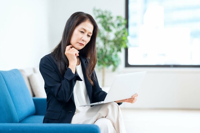 「65歳以降の収入が高くても年金はそのまま」と思っていたら…亡き夫の会社で役員を務める妻がハマった年金調整の落とし穴