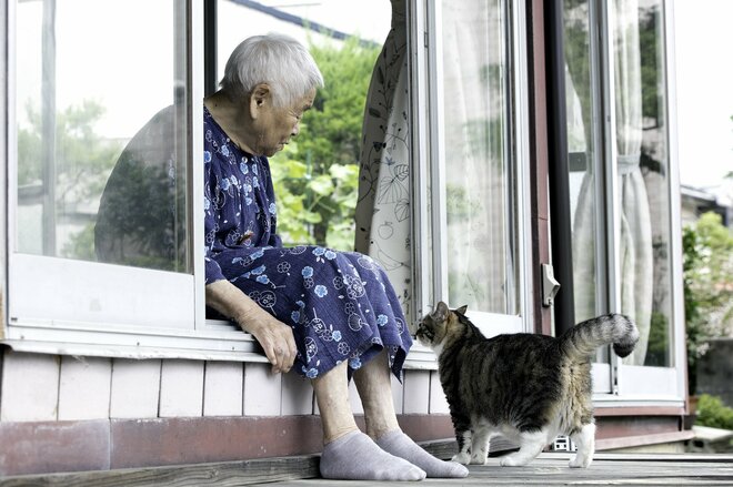 「今日は元気がいいねぇ」庭で何かを待ち続ける“認知症気味”の母のもとにやってきた小さな来訪者