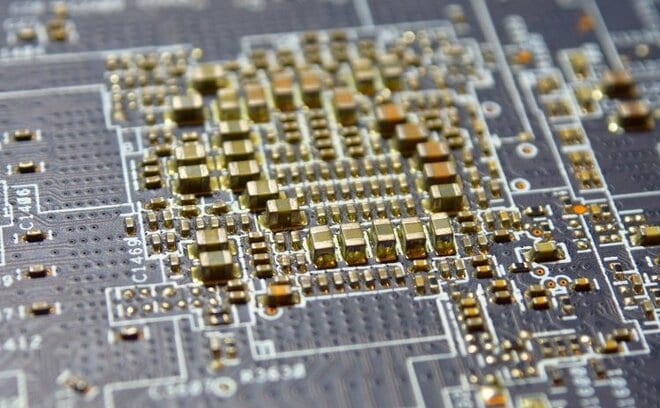 スマートフォンに欠かせない「MLCC」とは？ AI需要で需給ひっ迫も