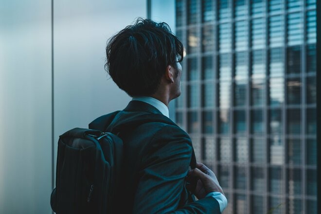 「最高評価でも賞与10万円減」若手の賃上げのために削られたベテランの血肉…泣きつく新卒に36歳男性が放った「残酷な一言」