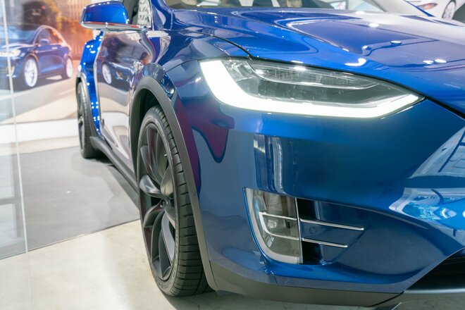 「オルカン」組み入れ銘柄としても注目のテスラ　イーロン・マスクのツイッター買収は影響するか