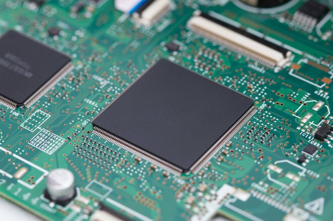 FUJI【6134】上方修正でも株価が伸びない理由は？ AIサーバー向け好調で営業益2年連続倍増、PER14倍台に割安感