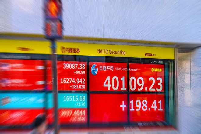 ネット投資家が注目!「オルカン」「S&P500」に迫る投資信託が出現!
