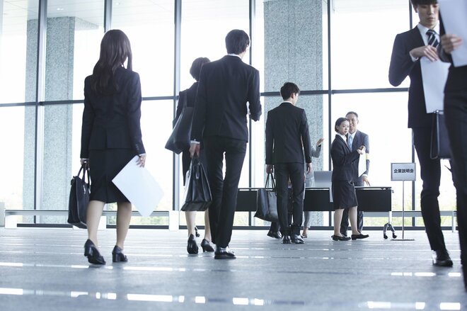 企業が力を入れる人的資本投資。いま就活生が注目すべき「キャリア支援」「待遇面」のポイントとは？