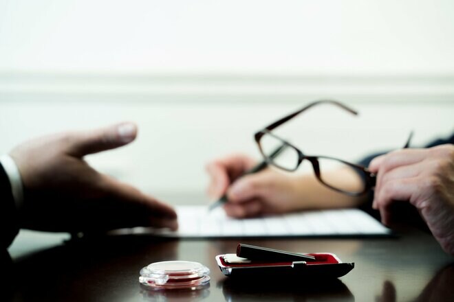 「稼ぐ方法を教える」と貸会議室で契約を迫られ…副業セミナーの罠