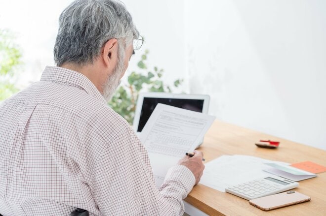 【60代】「年金がもらえるまでに準備する老後の蓄え」はいくら? 単身世帯は約1800万円、二人以上世帯は【最新版】
