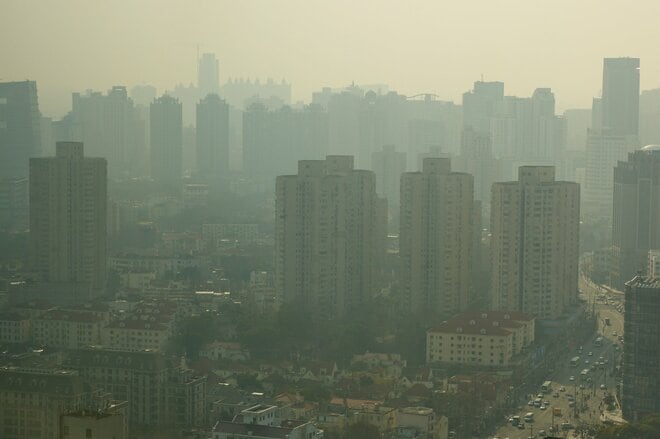 ウクライナ侵攻もトランプ関税も経済的には非合理的　経済が予測不可能なのはなぜか