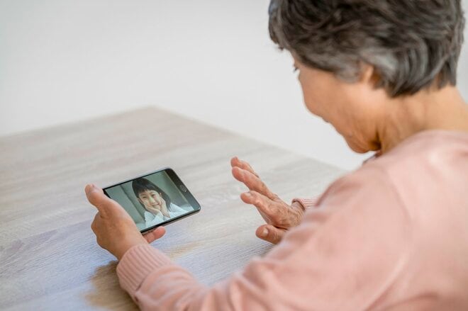 「どうして勝手に載せたんですか」孫の写真投稿で祖母が凍りついたSNS地雷の代償