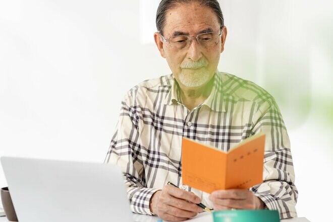 「ねんきん定期便」に記載なし…65歳以降で単身赴任を続けても加給年金は受け取れる？ 妻と別居する64歳夫が直面した年金問題