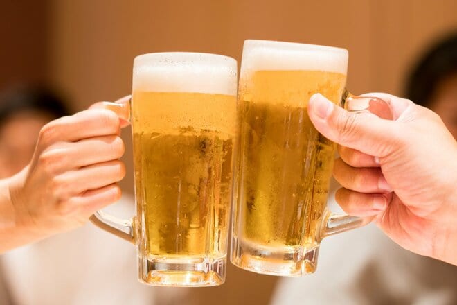 なぜ、1杯目のビールは驚くほどうまいのか? “お金で幸せを買うこと”を考えて分かった「1つの答え」