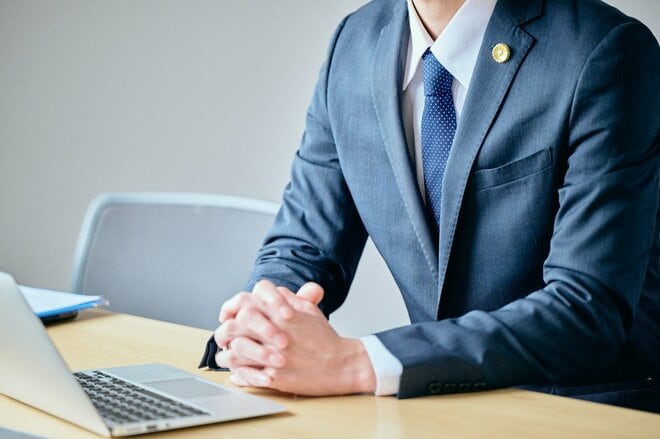 「お金を持ち出したのでは？」事実婚の夫の死後、因縁をつけられた女性…苦境を救った正義の味方の活躍