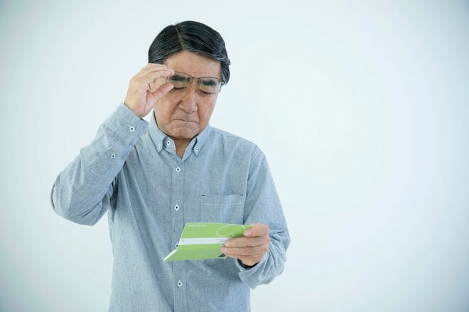 【シニア月収ランキング】60歳以上の毎月の収入は「30万~40万円未満」が最多? 【0万~80万円以上】