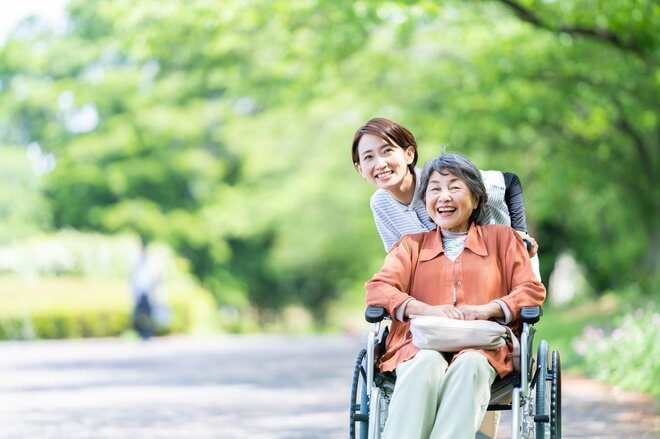 受給者数も費用も右肩上がり。目を背けてはいけないニッポン介護事情