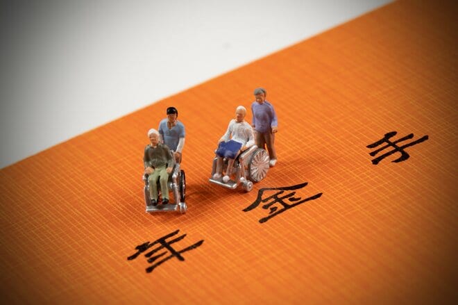 障害年金は一生もらえる…とは限らない! 更新や併給調整がある!?