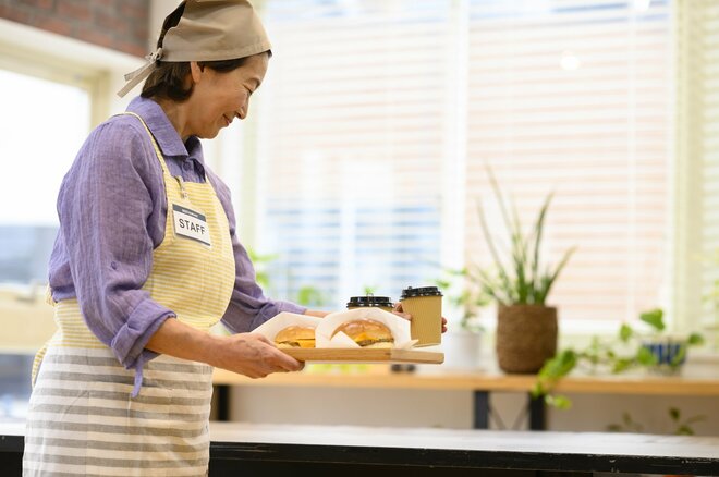 60歳以降も「働けるうちはいつまでも」働きたいシニアの割合は? 企業の受け入れはどうなっているのか【最新データ】