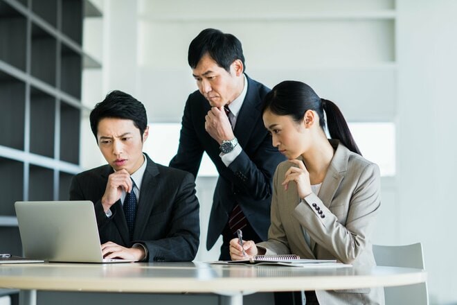 オンライン会議「設定は周りの人にお任せ」は危険…デジタルツールを使えない中高年に待つ“悲惨な事態”