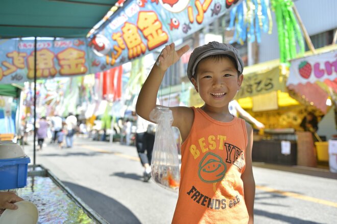 「でも、困ってたんだよ？」小2の息子がまさかの行動、母が驚愕した夏祭りでの「子ども同士のやり取り」