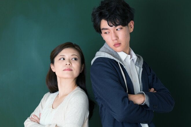 引きこもり息子の面倒をいつまで見ればいいのか…シンママが「思わずゲーム機を落とした」息子の一言