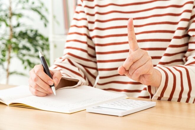 【60代】「老後のひと月当たりの最低予想生活費」はいったいいくら？　二人以上世帯と単身世帯で違いは【最新版】