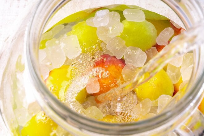 「甘いわね。それじゃダメ」秘密の梅酒づくりが義母にばれたアラフィフ女性に偶然訪れた義母との和解のとき