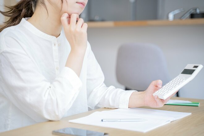 日経平均が最高値更新も「家計が苦しい」の声。株価と暮らしぶりに乖離を感じる理由とは