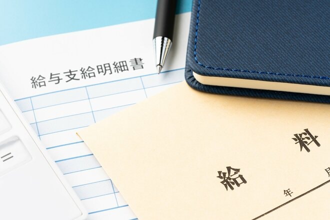 年収700万円以上で「経済面の満足度が低い人」は12.8％も存在！ 1万人調査で判明した年収とお金のウェルビーイングの関係