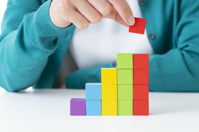 「S&P500」vs「オルカン」、つみたて投資のパフォーマンス格差に変化の兆し。長期投資ならどちらが有利?