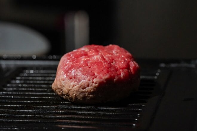 商店街の夏祭りで出された「生焼けハンバーグ」で食中毒…ハンバーグチェーン創業者の50代男性が抱えていたトラブルの中身