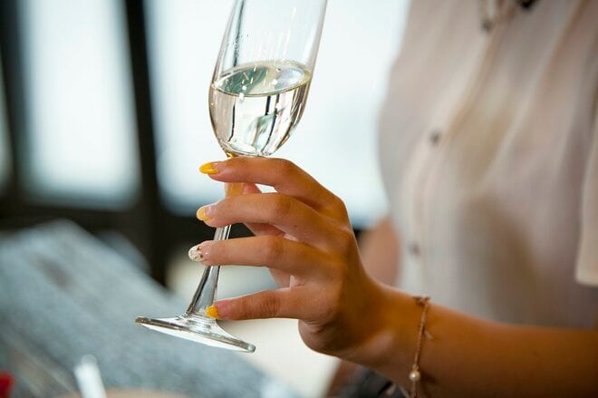 慕っていた先輩にバーへ呼び出され…まんまと500万円を奪われた女性が「猛烈に後悔していること」