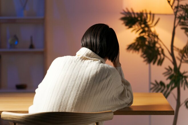 顔のあざを隠すためファンデーションを塗り、娘を一人家に置いて夜の町へ…1冊の本が呼び起こした母と娘の記憶