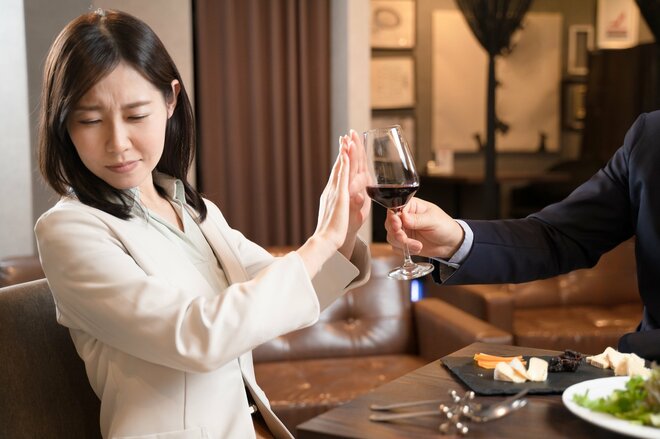 【アルハラ退職】忘年会の罰ゲームで何杯もお酒を強要され…退職を決意させた上司の“恐怖の行動” 