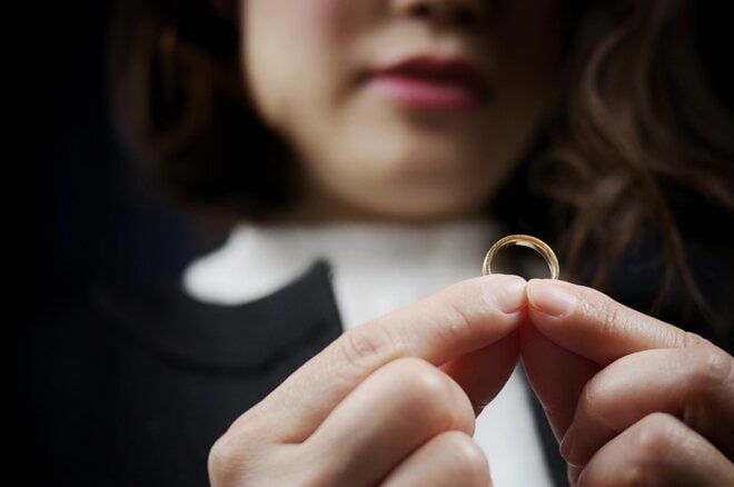 「勝手は許しません」不倫バレして夜逃げした夫に、妻が与えた“お金の三重苦”の制裁