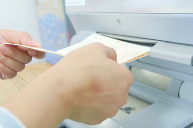 「葬儀にもお金がかかるし」亡き父の通帳を見つけた娘が“まさかの行動”に…甘すぎる考えが招いた「人生最大の過ち」