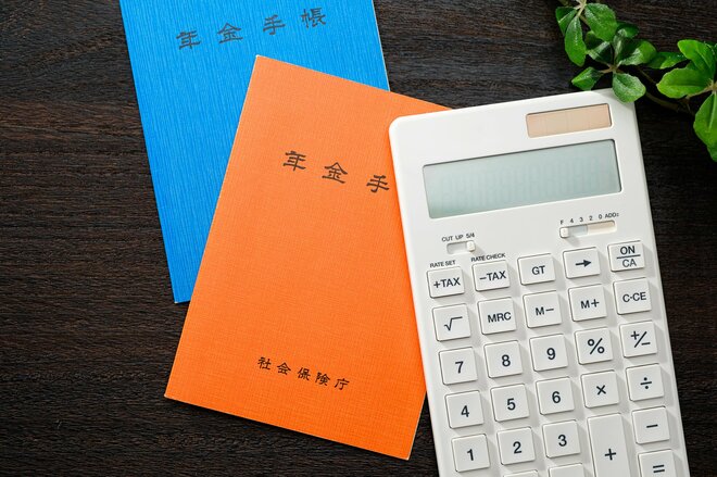 年収900万円の会社員がもらえる年金は？ “日々の生活を送るには十分”な金額だが、注意点も…