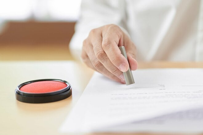 高齢者狙いの詐欺に気付き顔面蒼白に…悪徳業者による「全財産遺贈」契約から79歳叔母を守った人物の迅速な解決力