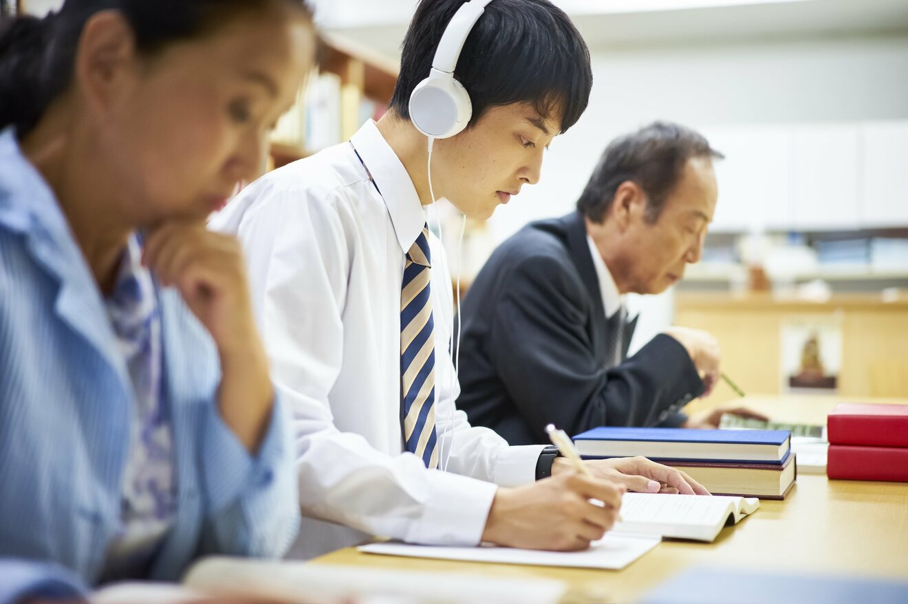 「鉛筆の音がうるさい」高齢男性が図書館で勉強する学生に驚きの行動(1/2) | Finasee(フィナシー)