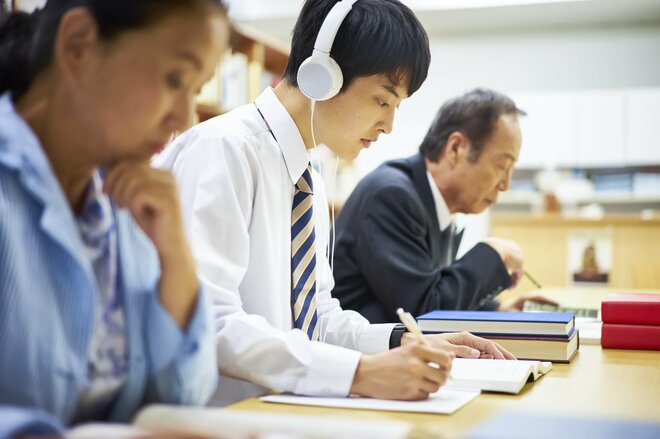 「鉛筆の音がうるさい」高齢男性が図書館で勉強する学生に驚きの行動