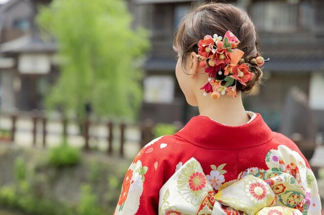 丁寧に畳まれた包みの中に入っていたのは…卒業袴のレンタル業者の夜逃げで万事休すの母娘を救った「おばあちゃんの助け船」