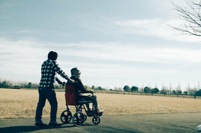 「あのときもっと素直になれたら」かんしゃくを起こし暴れる認知症の父を世話する40代男性の後悔