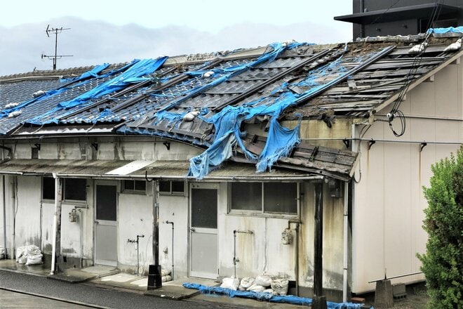 台風被害で雨漏り…「全部無料」の言葉信じて工事契約し大金失う惨劇