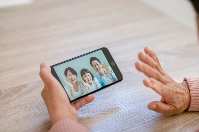 8割が不安を抱く「親の孤独・孤立化」、同居のほかにあるという解決のカギとは？