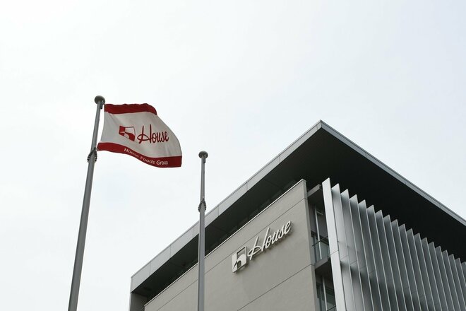 ハウス食品【2810】下落トレンド転換、株価3割高も「買い」は続くか？ 株主還元の裏にある業績不振に迫る
