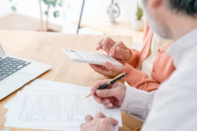 国民年金保険料は「免除期間の追納」と「任意加入」どちらが得策？ 老後資金を増やすため、63歳男性が選んだ結論は…