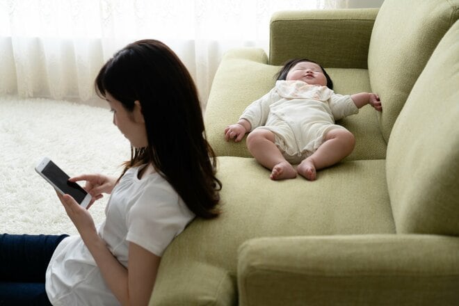 借金は700万まで膨れ上がり…育児に疲れた女性が泣き叫ぶ我が子をしり目に、全てを失うまでのめりこんでしまったものとは