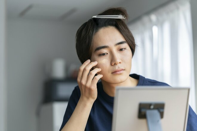 男の化粧はアリ？ マスカラにグロス…驚きの実態に女性の正直な反応