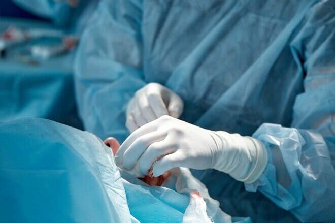 「豊胸は100万、鼻中隔延長は80万…」45歳女性が実家で目にした疎遠だった母のまさかの変貌