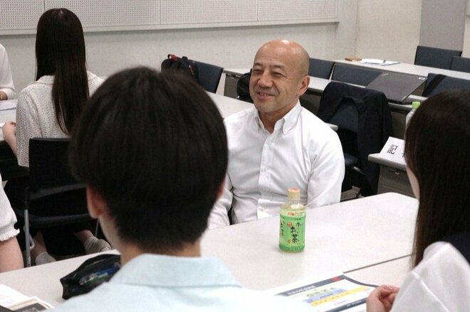 学生とのグループディスカッションに参加するキャピタル・インターナショナル 小泉徹也社長