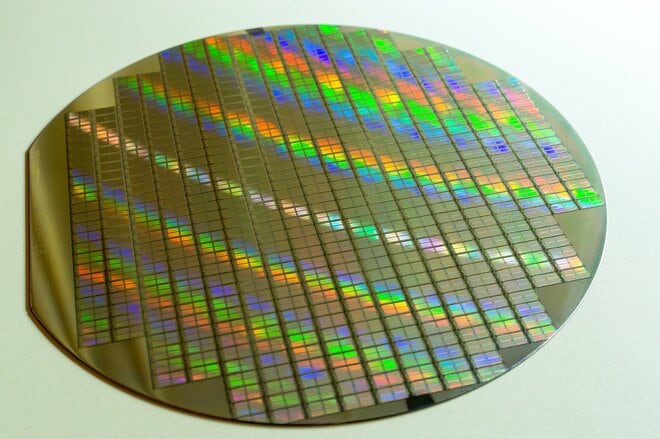 フェローテック【6890】株価1年で2倍、TOPIXに新採用　PER13倍は放置か適正か？ 「新工場ラッシュ」の収益化と財務の攻防を検証