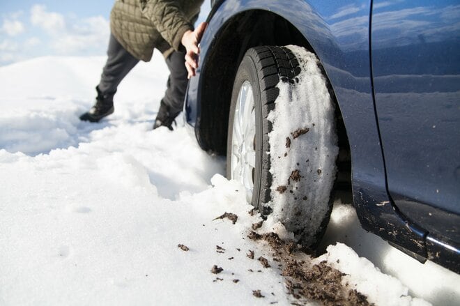 「装備なしで山に入るなんて…」雪に埋まった車、圏外のスマホ、子どもの暴走…絶望の淵に立たされた家族の行方は