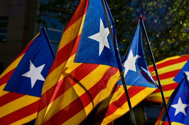 スペインからカタルーニャが独立宣言、政府は指導者拘束で対立激化